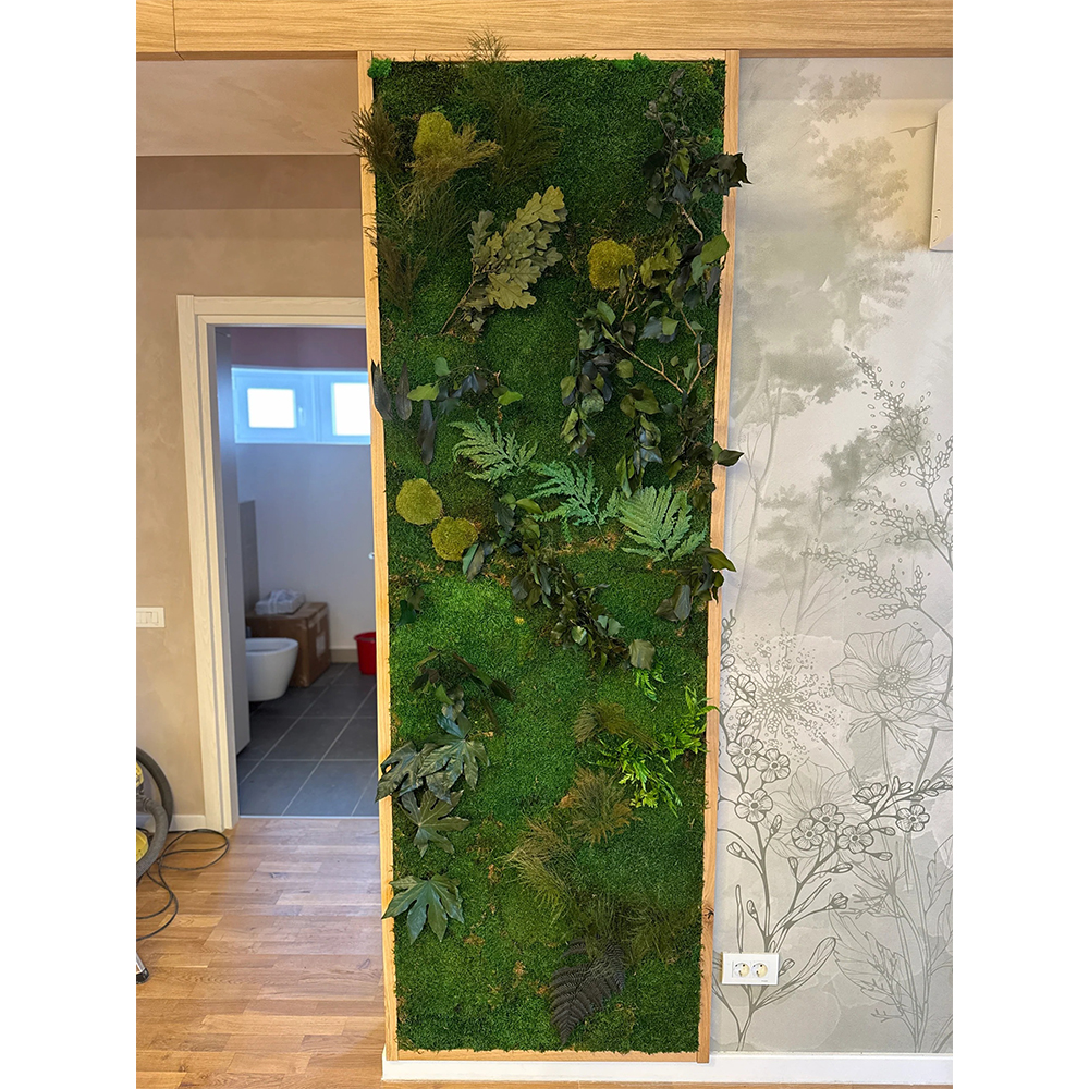 Panou vertical cu plante stabilizate, 220 × 90 cm Panou vertical cu mușchi, ferigi și frunze stabilizate, cu ramă deschisă, lângă ușa unei băi