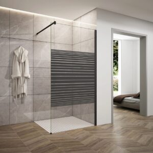 Paravan walk-in E6A-7EB Black Lines lângă un cuier cu halat, cu vedere spre dormitor