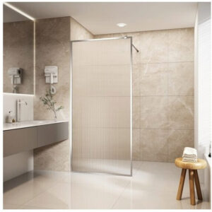 Paravan walk-in E6A-7L-C cu sticlă riflată și ramă cromată, într-o baie cu faianță bej