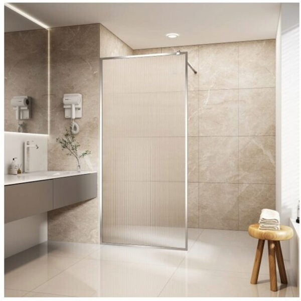 Paravan walk-in E6A-7L-C cu sticlă riflată și ramă cromată, într-o baie cu faianță bej