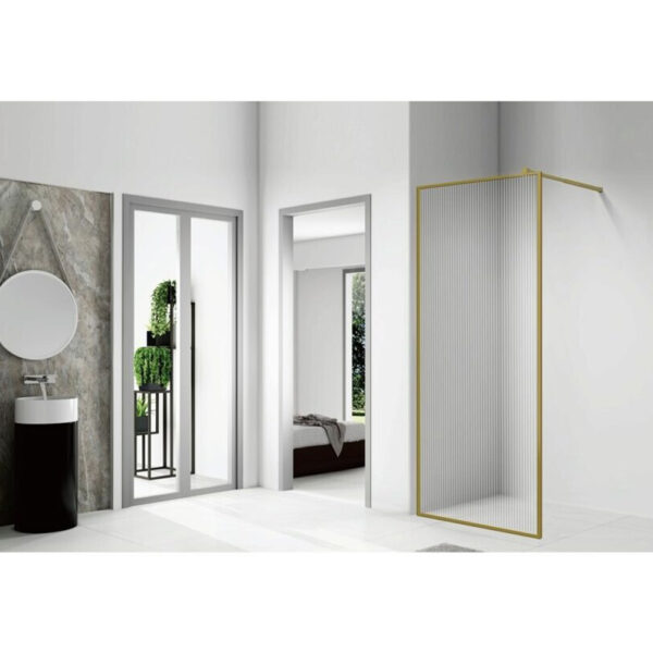 Paravan walk-in E6A-7L-G cu ramă aurie, într-o baie albă cu lavoar negru pe picior