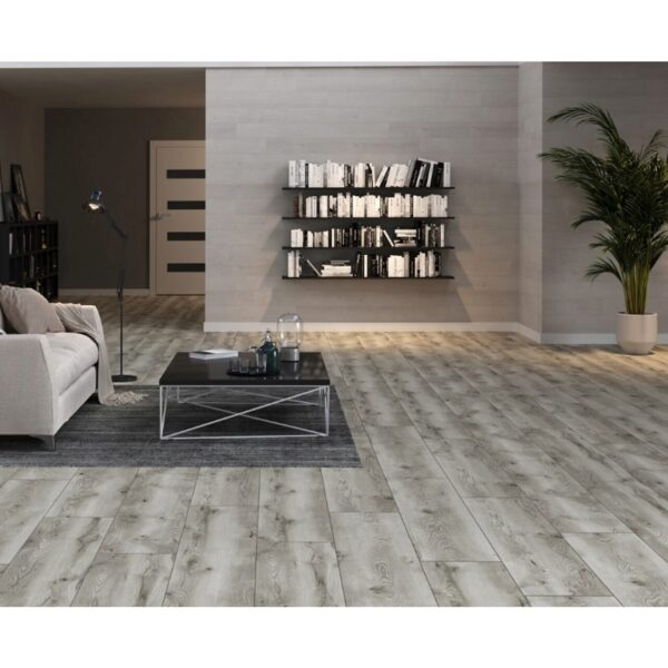 Living cu canapea albă și rafturi cu cărți, pe parchet laminat gri deschis Classen Arteo 54847