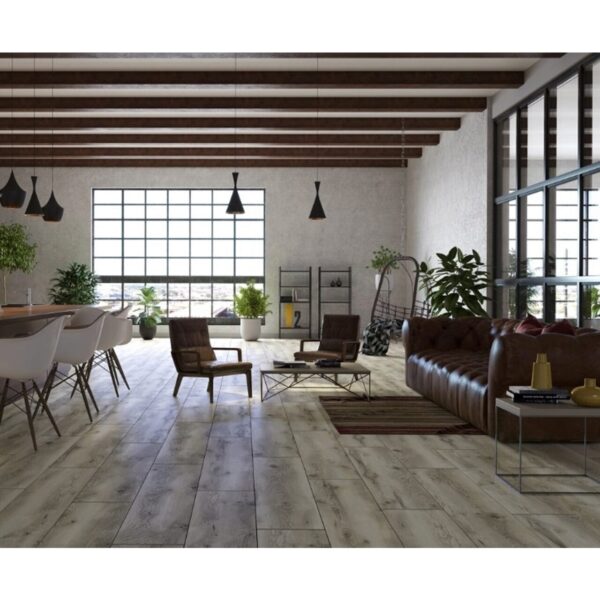 Loft cu grinzi de lemn, canapea din piele și ferestre mari, pe parchet laminat grej Classen Arteo 54848