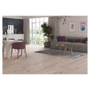 Classen Story 53343 montat într-o sufragerie luminoasă cu scaune bordo și canapea gri