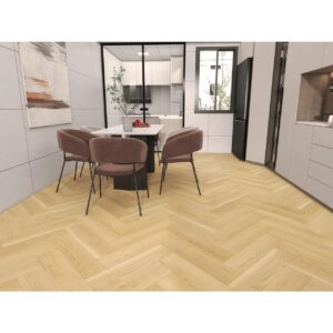 Parchet SPC Herringbone 64565 montat în spic într-o zonă de masă, cu scaune tapițate maro și bucătărie în spate