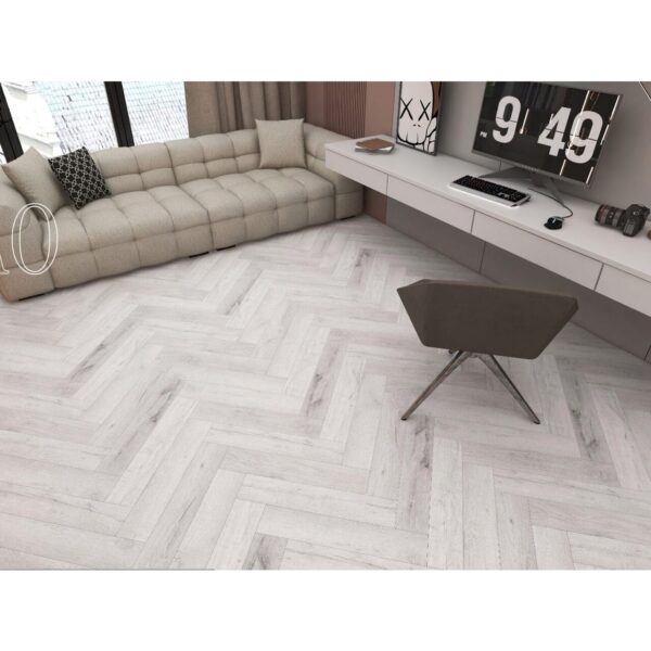Parchet SPC Herringbone 80402 montat în spic într-o cameră cu canapea și birou