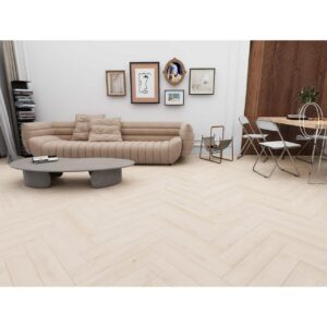 Parchet SPC Herringbone 81886 frasin în spic, montat într-un living cu canapea bej