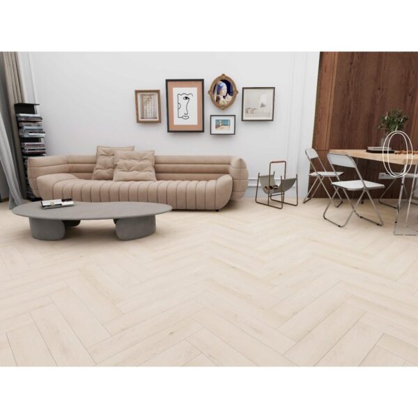 Parchet SPC Herringbone 81886 frasin în spic, montat într-un living cu canapea bej