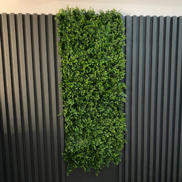 Bandă verticală de plante artificiale verzi pe un perete cu riflaje gri antracit