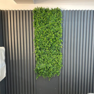 Perete decorativ cu plante artificiale și riflaje verticale închise, vedere de ansamblu