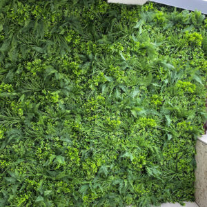 Grădină verticală artificială cu frunze fine și late în verde închis și verde crud