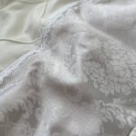 Păturică bebe Delux din bumbac satinat cu dantelă, gri, 80 × 80 cm, pliată în plic