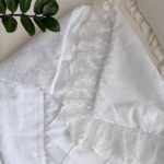 Păturică bebe Delux din bumbac satinat cu dantelă, alb, 80 × 80 cm, fața din material moale