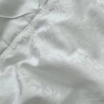 Păturică bebe Delux din bumbac satinat cu dantelă, alb, 80 × 80 cm, pliată în plic
