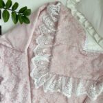 Păturică bebe Delux din bumbac satinat cu dantelă, roz, 80 × 80 cm, fața din material moale