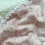 Păturică bebe Delux din bumbac satinat cu dantelă, roz, 80 × 80 cm, pliată în plic