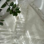Păturică bebe Delux din bumbac satinat cu dantelă, milky, 80 × 80 cm, pliată în plic