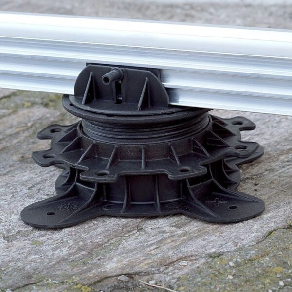 Picior reglabil Lifto negru așezat pe o dală de piatră, care susține un profil de substructură din aluminiu