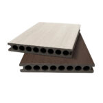 Două plăci deck WPC, una pe fața gri deschis și una pe fața maro