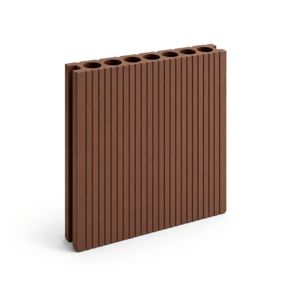 Placă deck WPC maro așezată vertical, cu dungi pe lungime