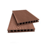 Două plăci deck WPC maro, una cu dungi și una cu fața 3D