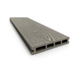 Placă deck WPC 3D gri deschis, cu fibră de lemn în relief și patru goluri la capăt