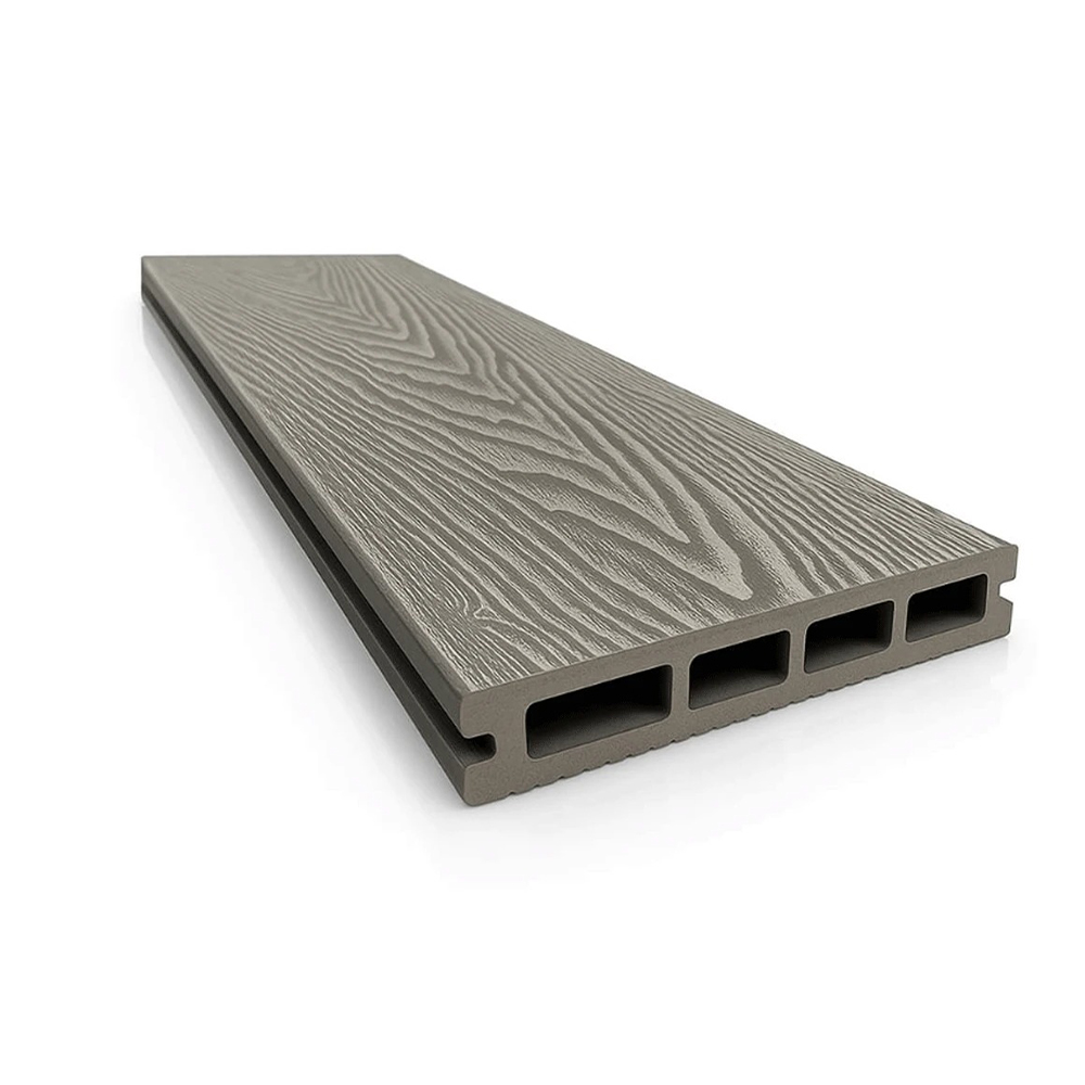 Placă deck WPC 3D gri deschis Placă deck WPC 3D gri deschis, cu fibră de lemn în relief și patru goluri la capăt