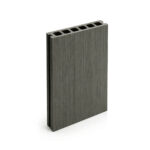 Placă deck WPC gri lemn așezată vertical, cu textură fină de lemn