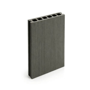 Placă deck WPC gri lemn așezată vertical, cu textură fină de lemn