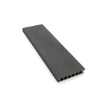 Placă deck WPC gri lemn văzută în lung, cu capătul profilului