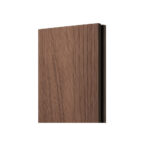 Placă decking coextrudată maro așezată vertical, cu fibră de lemn
