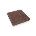 Placă decking WPC maro cu profil plin, văzută în perspectivă