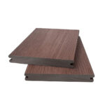 Două plăci decking maro cu profil plin și canale laterale de prindere