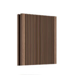 Placă decking WPC maro așezată vertical, cu fața cu striații fine