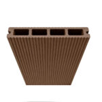 Capătul plăcii decking WPC maro, cu patru goluri, și fața cu striații fine