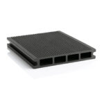 Placă decking WPC neagră, fața cu striații fine și patru goluri la capăt