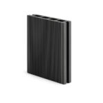 Placă decking WPC neagră așezată vertical, cu striații pe lungime