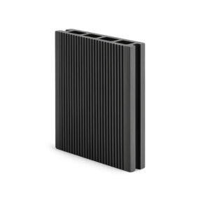 Placă decking WPC neagră așezată vertical, cu striații pe lungime