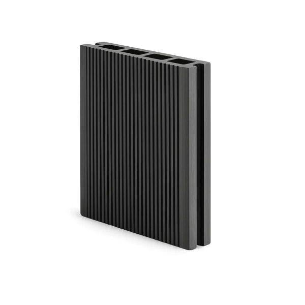 Placă decking WPC neagră așezată vertical, cu striații pe lungime