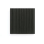 Fața cu striații fine a plăcii decking negre, vedere de sus