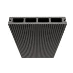 Capătul plăcii decking negre, cu patru goluri dreptunghiulare