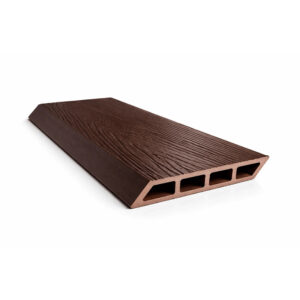 Lamelă de gard WPC maro cu textură de lemn și profil romb cu patru camere, vedere în perspectivă