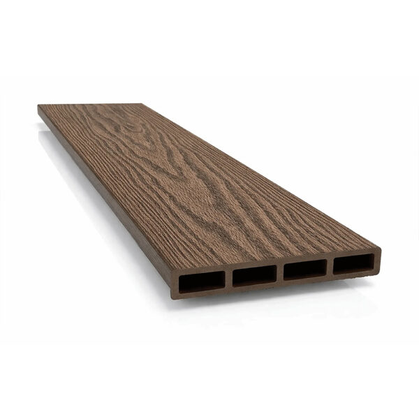 Placă de gard WPC maro închis de 21 mm, cu fibră de lemn în relief, văzută în perspectivă