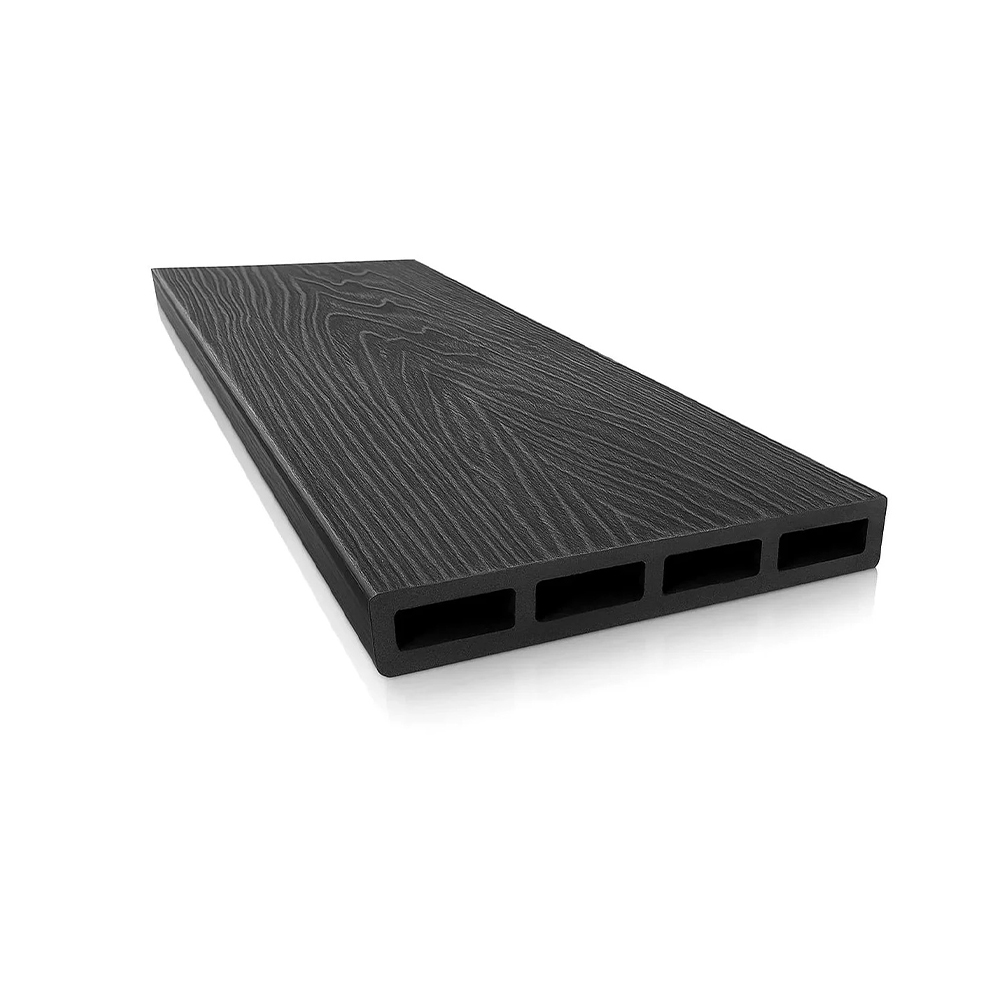 Placă de gard WPC 3D neagră 120 × 21 mm Placă WPC 3D neagră cu relief de fibră de lemn și patru goluri dreptunghiulare, vedere în perspectivă