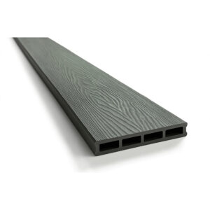 Placă de gard WPC de 21 mm, varianta negru, cu fibră de lemn în relief, văzută în perspectivă