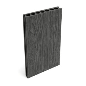 Placă decking WPC gri așezată vertical, cu fața 3D de lemn antichizat