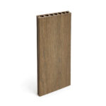 Placă decking WPC stejar închis așezată vertical, cu fața cu fibră de lemn