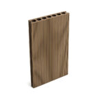 Placă decking stejar închis cu fața cu dungi, așezată vertical