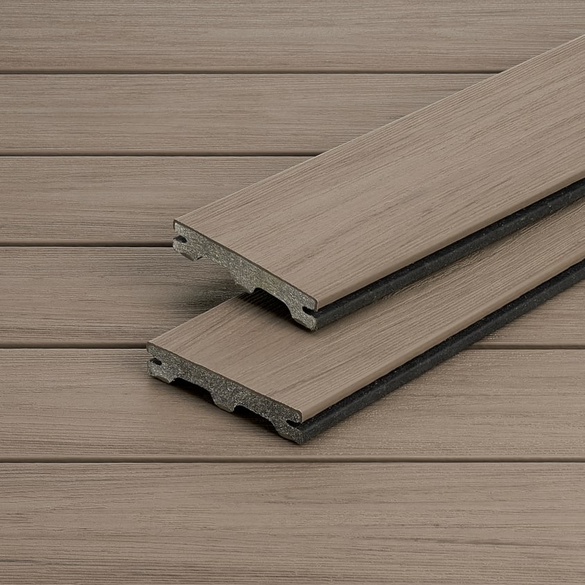 Două plăci WPC Piazza One Californian Oak cu profilul pentru clipsuri, așezate peste o terasă din același decor Două plăci WPC Piazza One Californian Oak cu profilul pentru clipsuri, așezate peste o terasă din același decor