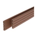 Două plinte WPC UPM ProFi Deck în nuanța Maro de Toamnă, cu fața canelată și camerele interioare vizibile la capăt